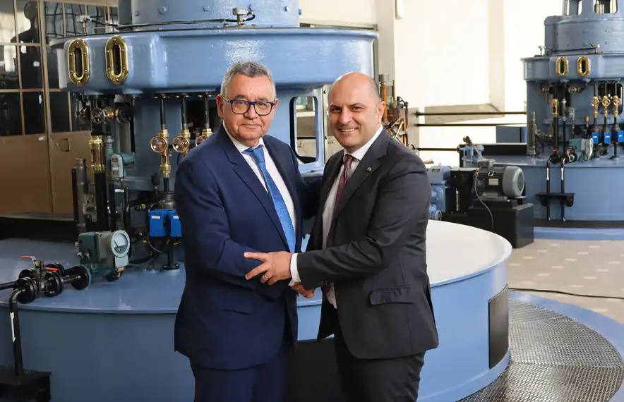 El director general de FEDA, Albert Moles, i el director general de comercialització d’Endesa, Davide Ciciliato aquesta tarda.