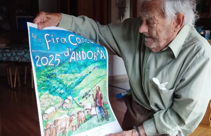 Sergi Mas contempla un exemplar del cartell d'aquest any al seu estudi taller de la Germandat.