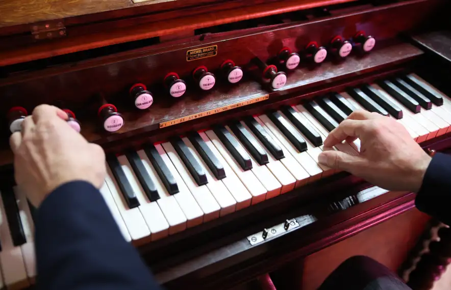 El teclat estava especialment deteriorat: després de passar per l'orguener, com nou.