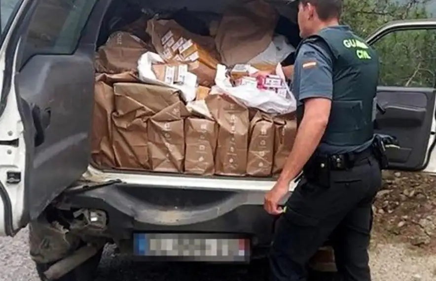 Un guàrdia civil inspecciona un vehicle amb tabac de contraban a Arcavell.