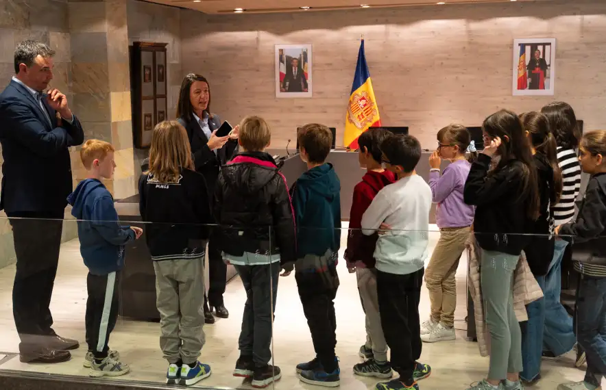 Els cònsols d'Ordino responen les preguntes dels alumnes de l'escola francesa de la parròquia.