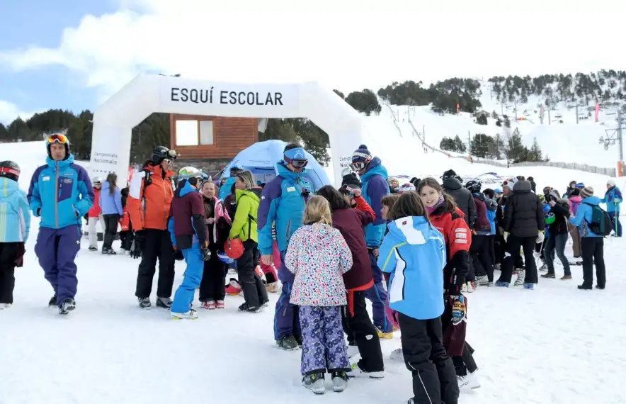 Un grup d'escolars en una jornada d'esquí.