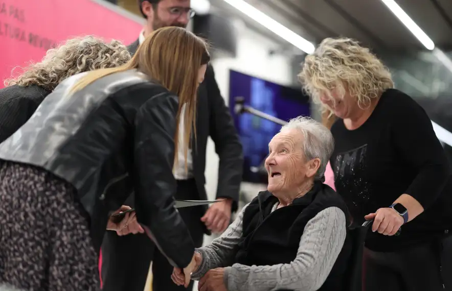 La ministra de Salut, Helena Mas, saluda la sufragista Lourdes Cardet del Cortal del Llumeneres en presència de Cairat.