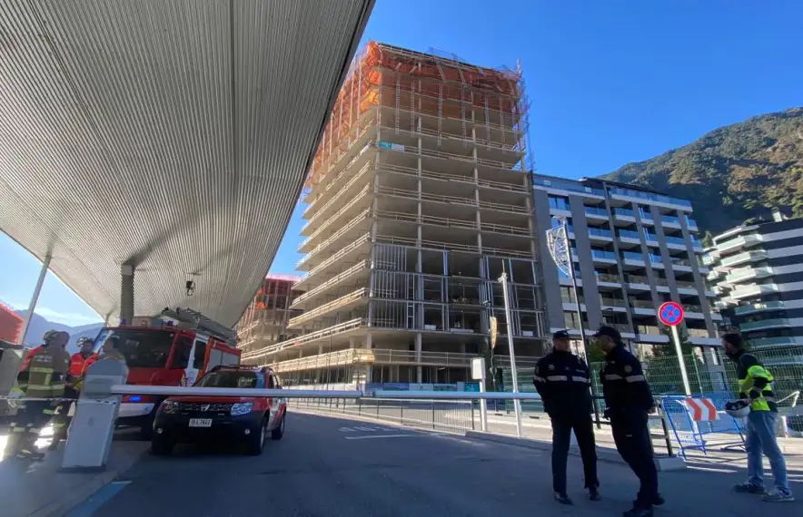 Bombers i policia a l'estació d'autobusos vigilant la bastida mig desmuntada pel vent.