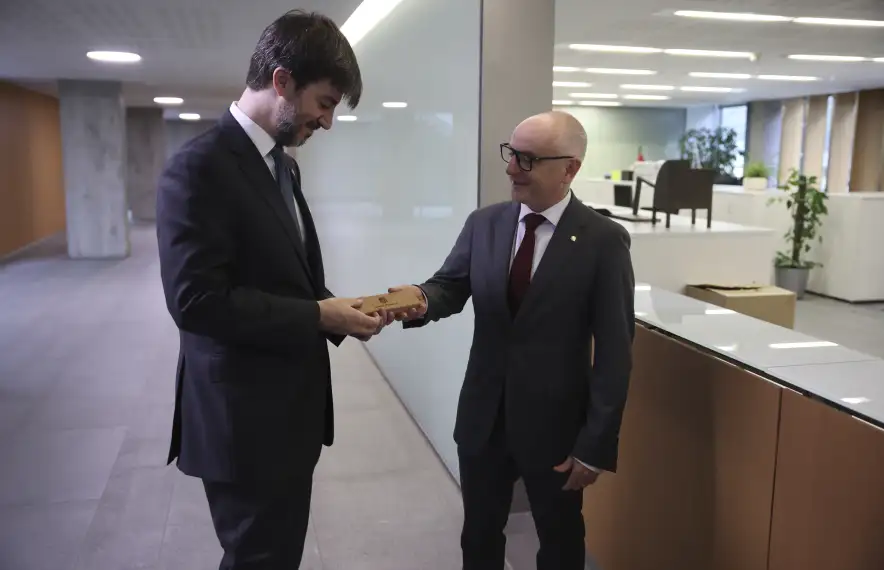 El ministre de Finances, Ramon Lladós, ha lliurat aquest matí el projecte de pressupost al síndic general.