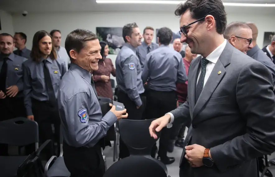 Guillem Casal es dirigeix a felicitar Lluís Sanvicente, homanetjat pels vint anys de servei com a bander.