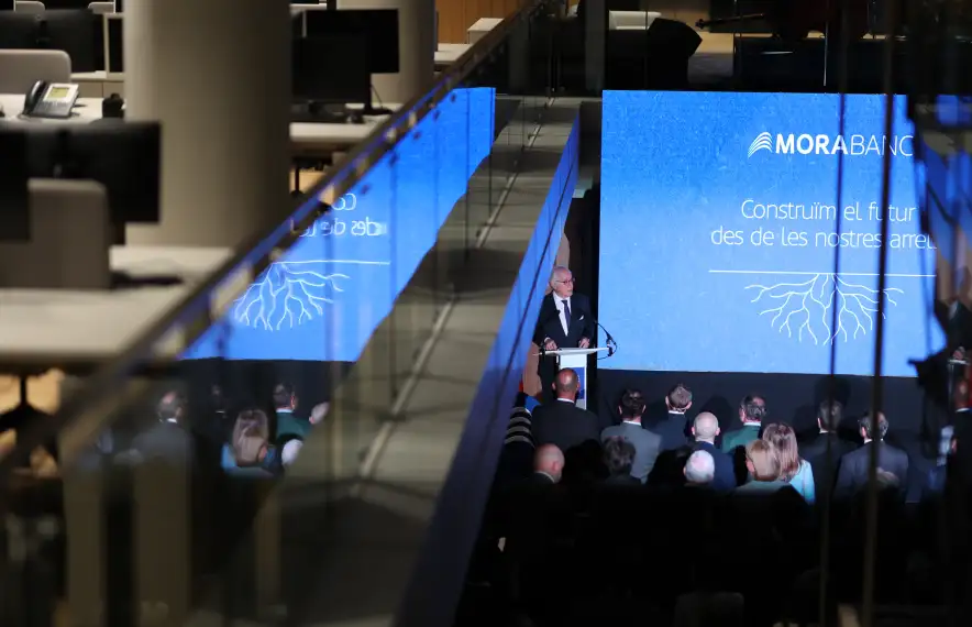 El president de Morabanc, Joan Maria Nin, presentant el nou edifici.