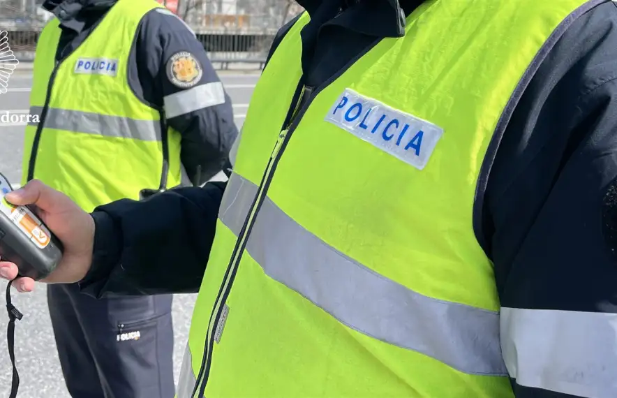 Dos agents de policia durant un control.