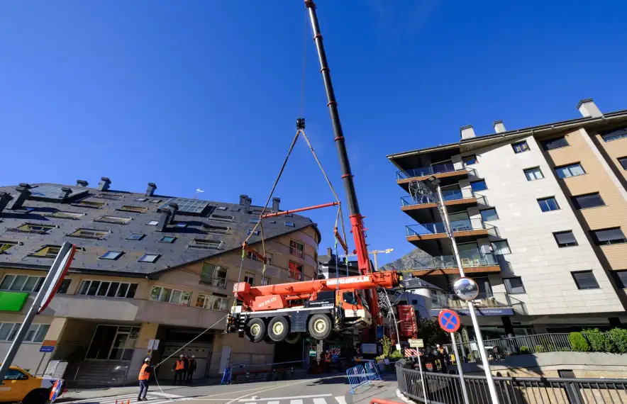 La instal·lació de les bigues per a la central de FEDA Ecoterm a Escaldes-Engordany.