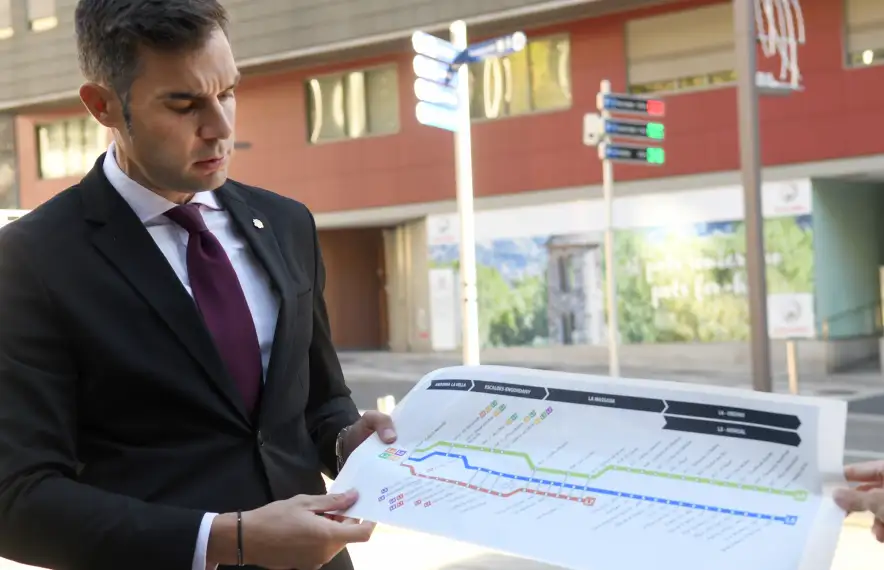 El secretari d’Estat David Forné amb el plànol de les parades que es posarà a les marquesines i busos.