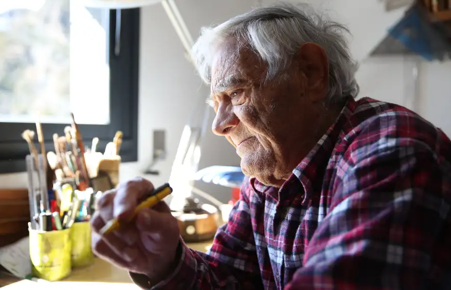 Sergi Mas al taller, fent-la petar.