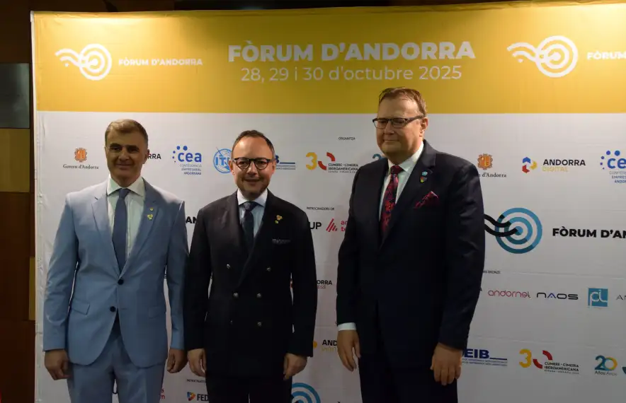 El ministre de Funció Pública i Transformació Digital, Marc Rossell, amb el cap de Govern, Xavier Espot, i el cap de l’Oficina Europea de la Unió Internacional de Telecomunicacions (UIT), Jaroslaw Ponder.