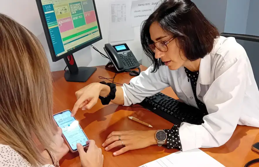 La doctora Royo amb l'aplicació.