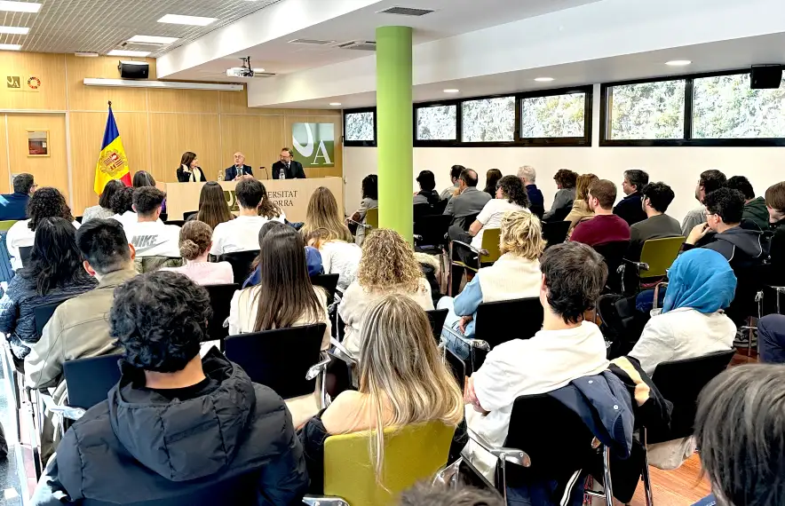 L’ambaixador del Canadà, Jeffrey Marder, ha visitat avui la Universitat d'Andorra.