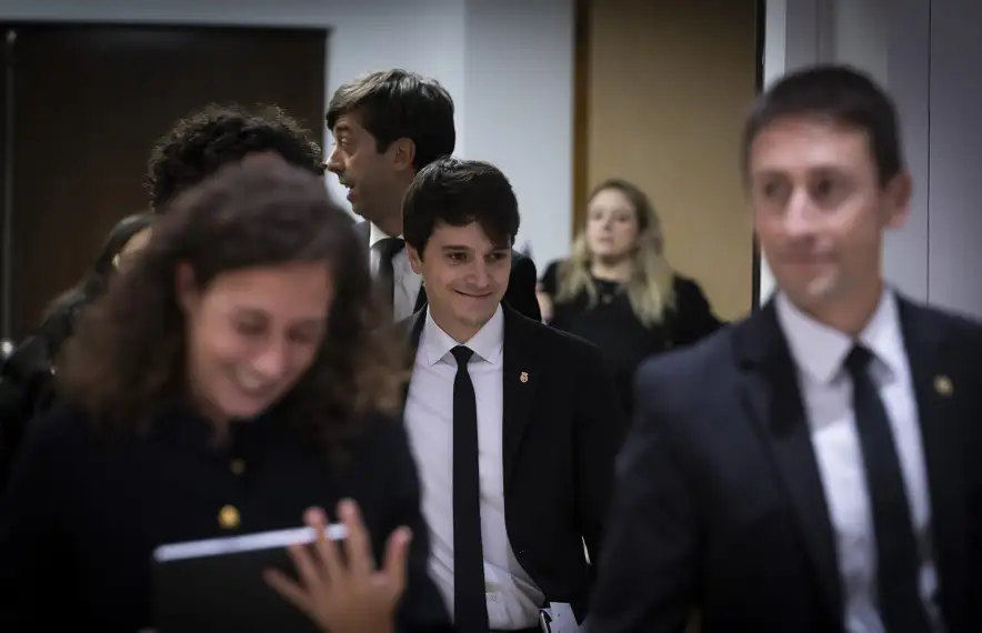 El conseller d’Habitatge, Marc Torrent, entrant confiat a la sessió extraordinària de Consell de Comú.