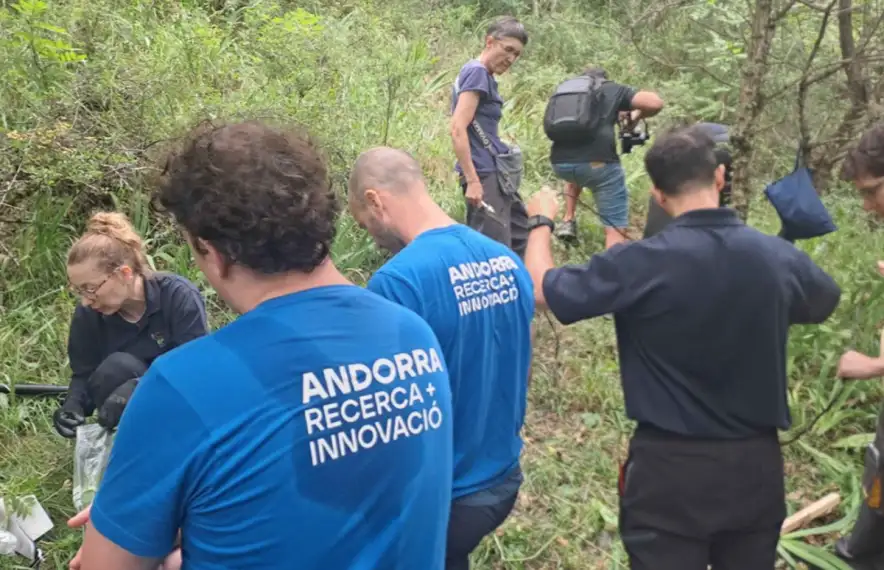 Tècnics de l'AR+I duent a terme la instal·lació de la xarxa de sensors de baix cost.