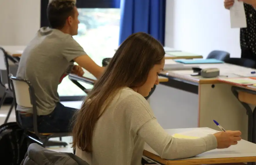 Alumnes en una aula d'un centre educatiu.