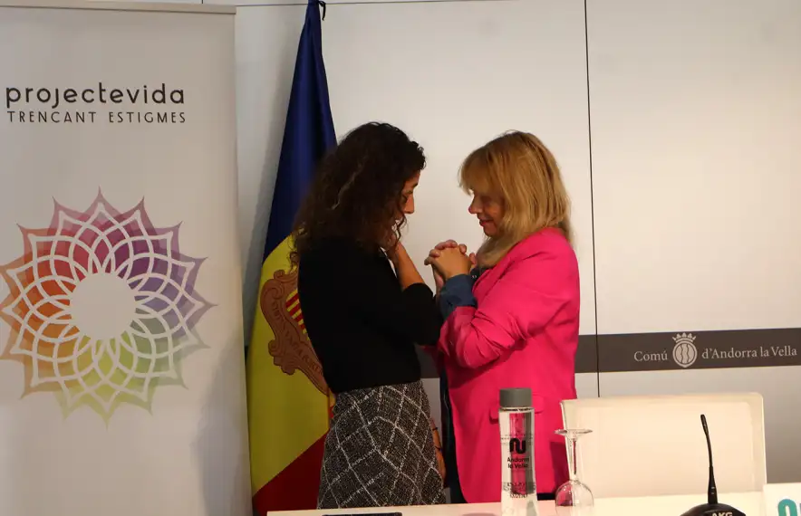 La consellera de Social, Joventut i Espai Ciutadà d'Andorra la Vella, Maria Nazzaro, conversa amb la presidenta de Projecte Vida, Eva Tenorio.