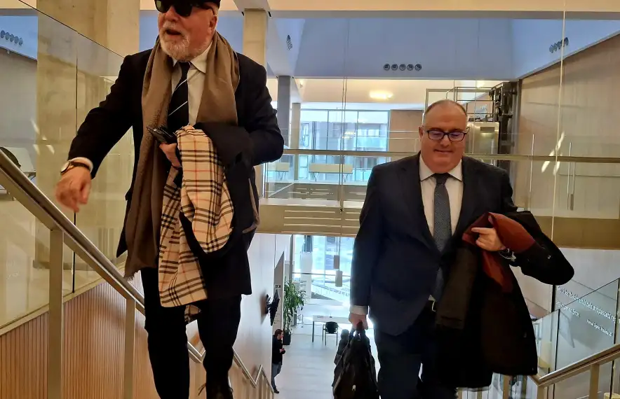 El comissari Villarejo entrant confiat a la Batllia juntament amb el seu advocat.