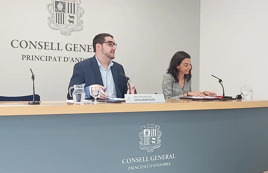 Pere Baró i Laia Moliné han presentat avui les esmenes socialdemòcrates a la proposta d'acord d'AE.