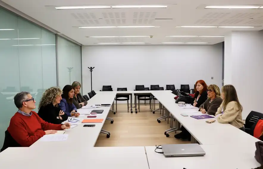 La reunió entre el grup demòcrata i l'Associació de Dones d'Andorra (ADA).