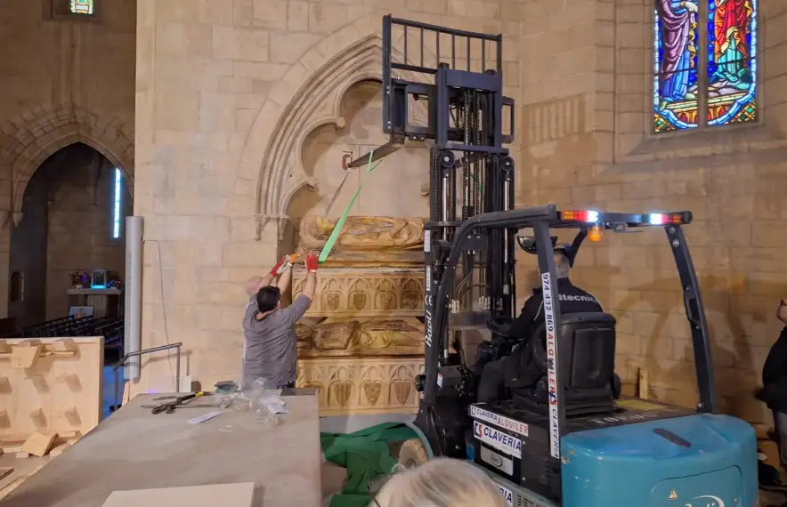 El toro diposita el sepulcre de la comtessa Cecília de Foix a l'església del monestir de Bellpuig de les Avellanes.