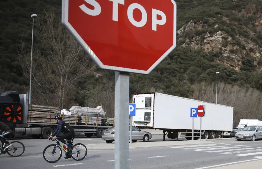 Camions de mercaderies a la frontera del riu Runer.