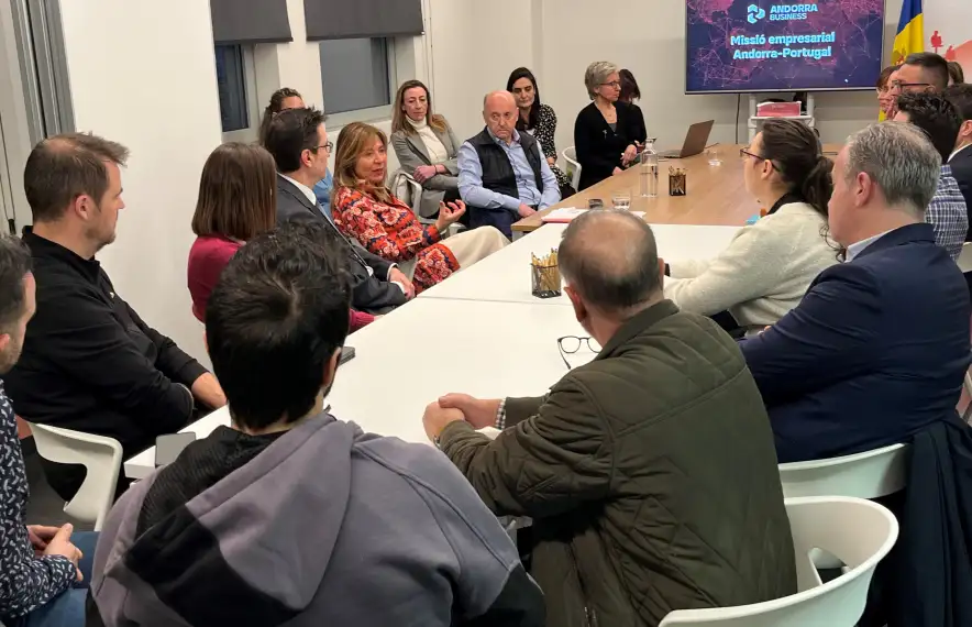 Una reunió preparatòria per una missió empresarial.