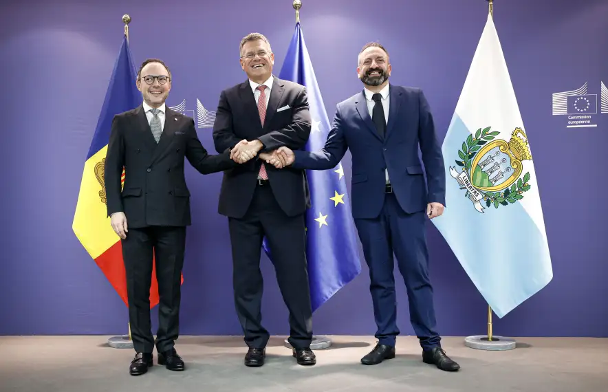 Šefčovič encaixa de mans amb Espot a la seva dreta i amb Beccari a l’esquerra.