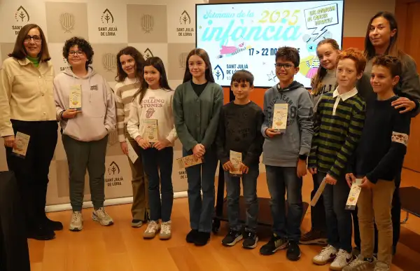 Foto de família després de la presentació de la Setmana de la Infància.