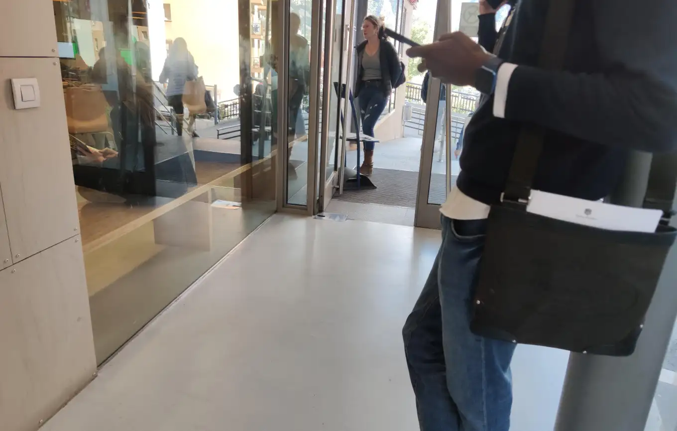 Una persona esperant per ser atès al Servei d’Immigració.