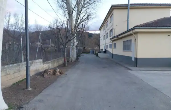 L'escola Albert Vives, amb el mur actual.