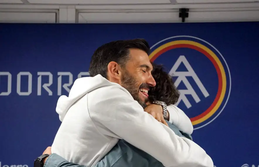 Eder Sarabia i Jaume Nogués es van abraçar en el dia del comiat.