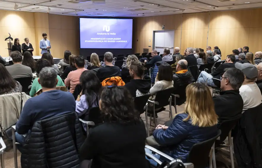 Els cònsols van presentar la nova assegurança als treballadors del Comú.