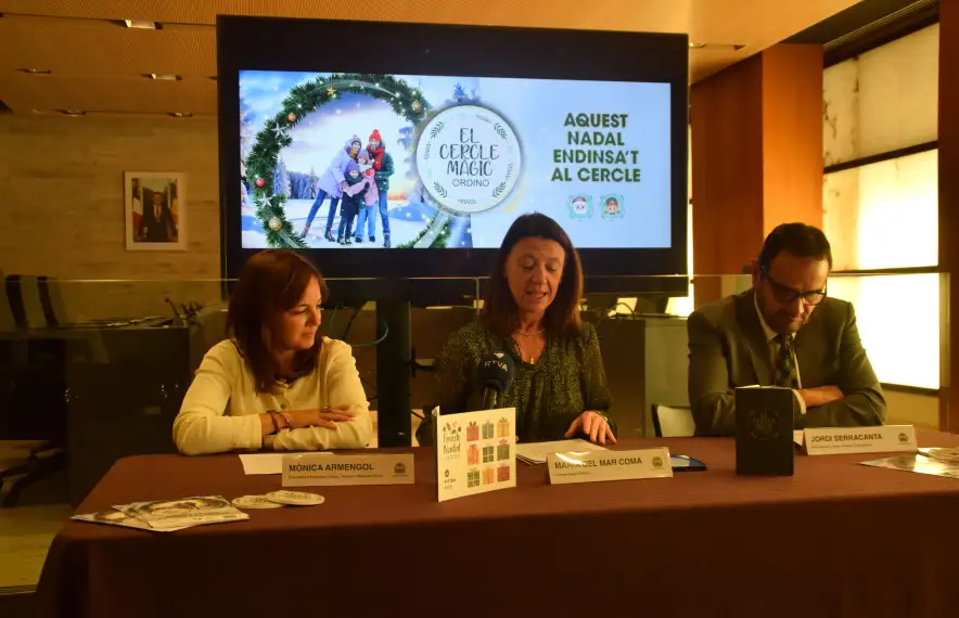 La consellera de Cultura, Mònica Armengol, amb la cònsol major, Maria del Mar Coma, i el conseller de Turisme, Dinamització i Esports, Jordi Serracanta, presentant el programa de Nadal.