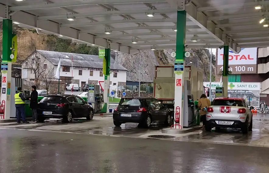 Vehicles reposant a una benzinera del país.