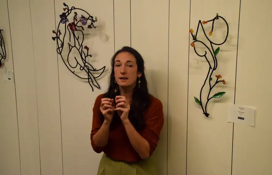 Regada entre dues de les peces exposades.