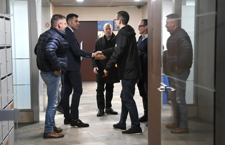 El secretari d’Estat de Transició Energètica, Transports i Mobilitat, David Forné, saluda els taxistes.