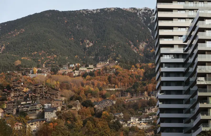En algun lloc, allà dalt, hi ha Sant Miquel d’Engolasters. Però el problema son les torres d’Emprivat.