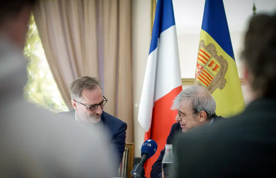 Nicolas Eybalin i Ladislau Baró, durant la roda de premsa a l’ambaixada de França.