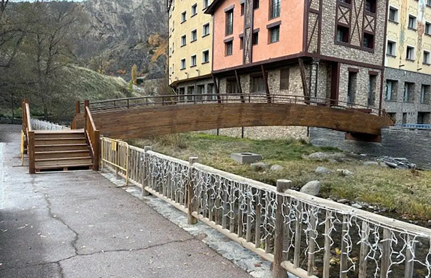 El pont s’inetegra amb el paisatge del riu i els entorns.