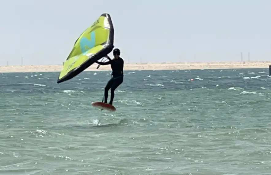 Carine Montaner volant per sobre el mar amb el seu wingfoil.