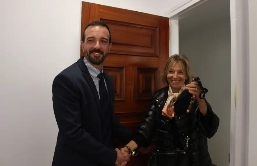 El ministre d'Ordenament Territorial, Jordi Torres, i la secretària d'Estat d'Afers Socials i Ocupació, Ester Fenoll, durant la inauguració d'un pis social ubicat a Encamp.