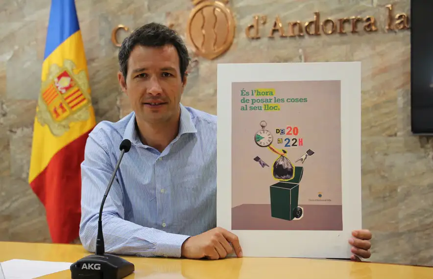El conseller de Medi Ambient i Innovació del comú d'Andorra la Vella, David Astrié, durant la presentació d'una campanya de sensibilització sobre les deixalles.