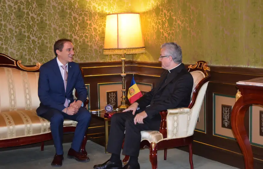 Un moment de la reunió d'aquest dilluns entre el copríncep d'Andorra, Joan-Enric Vives, i el subdelegat del Govern d'Espanya a Lleida, Josep Crespín.