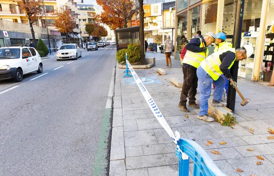 Uns obrers treballen a Prat de la Creu.