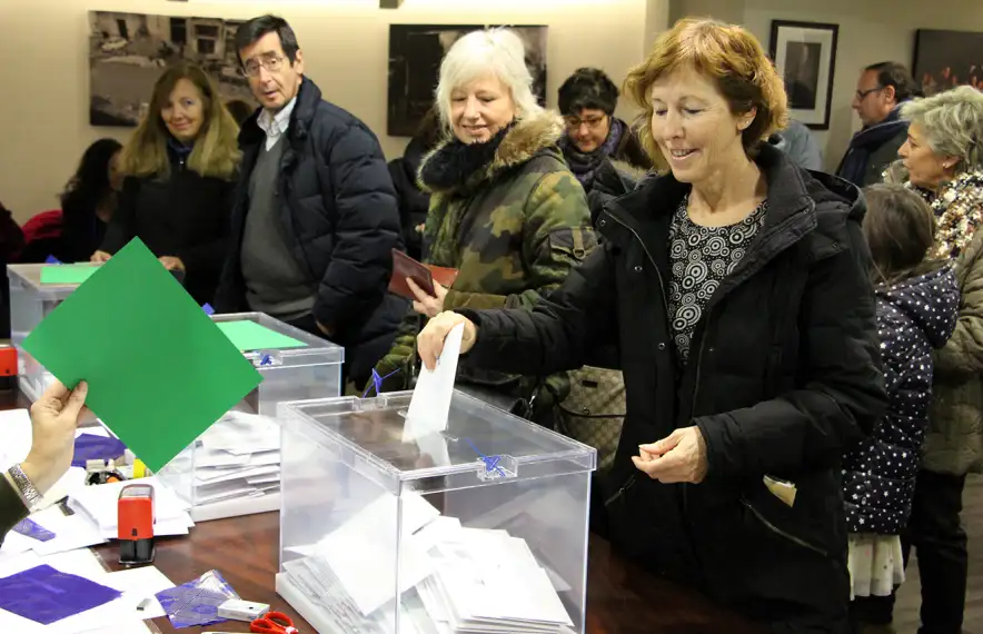 Els residents catalans exerceixen el dret a vot al consolat espanyol.