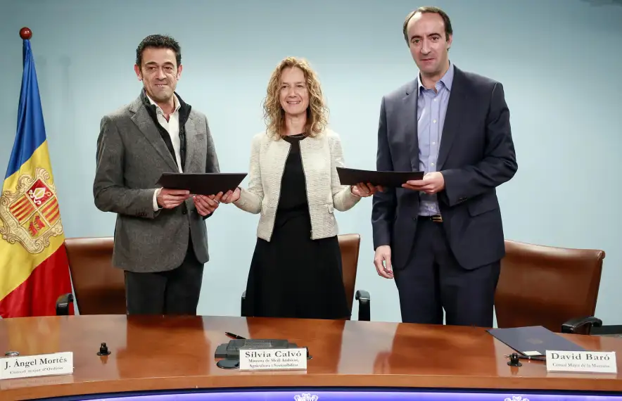 Josep Àngel Mortés, Sílvia Calvó i David Baró van signar ahir a la tarda el conveni de col·laboració.