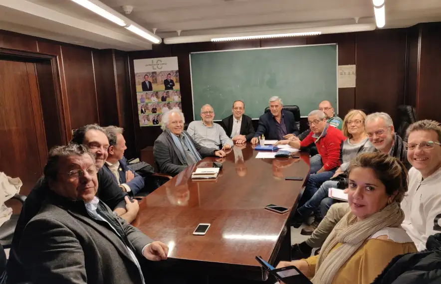 Els participants en la reunió de Laurèdia en Comú de dimecres al vespre.