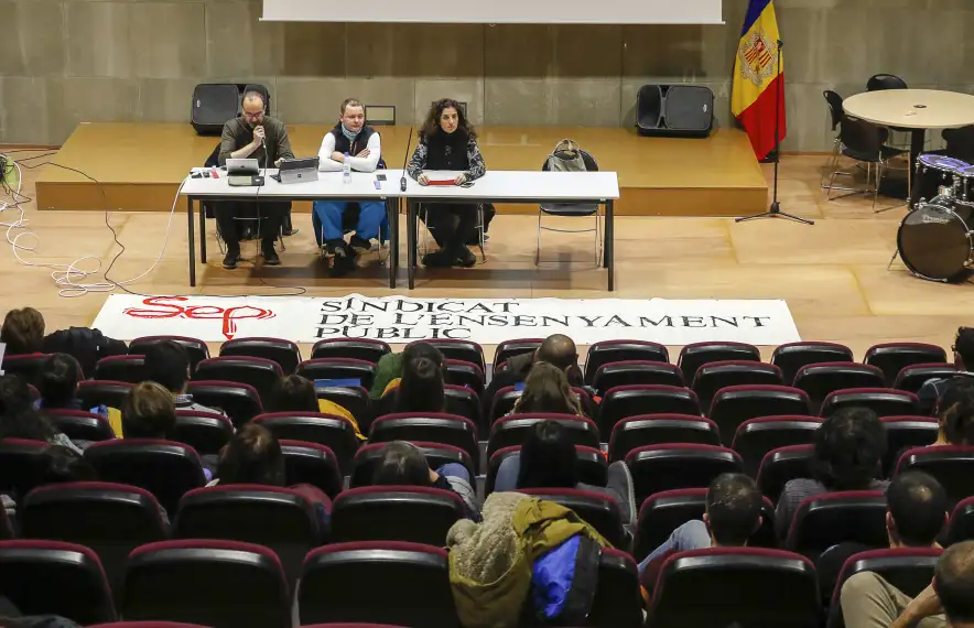 Un moment de l’assemblea extraordinària del Sindicat de l’Ensenyament Públic d’ahir al vespre.